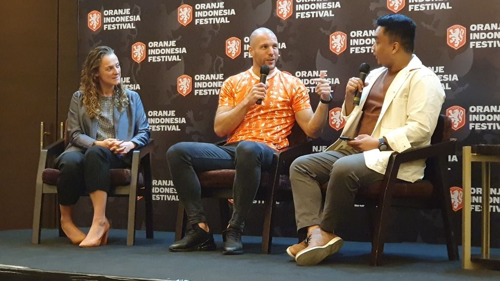Staf pemasaran internasional federasi sepak bola Belanda (KNVB), Ilja Dijkstra, dan mantan pemain timnas Belanda, Ron Vlaar, mengikuti konferensi pers tentang penyelenggaraan Oranje Indonesia Festival di Jakarta, Kamis (24/11/2022). KNVB memperkirakan jumlah suporter Belanda di Indonesia mencapai 12 juta orang.