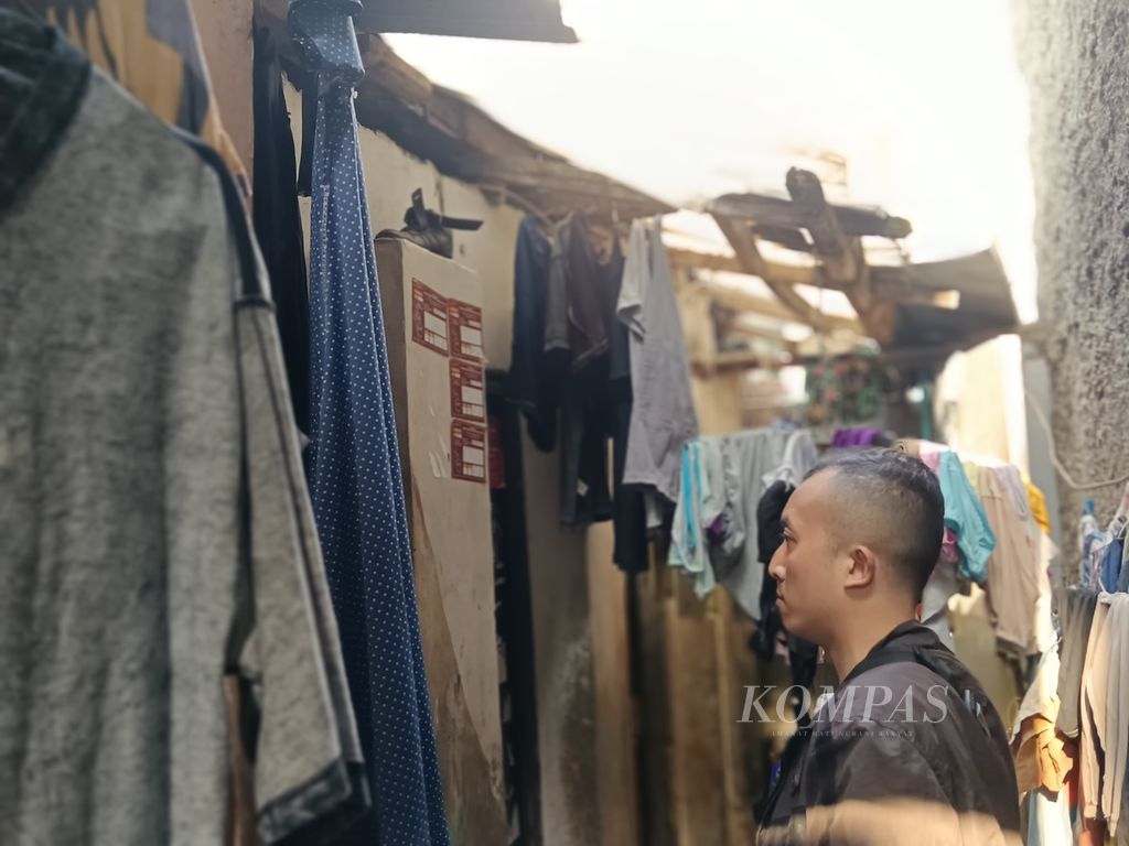 Kepala Seksi Penataan, Pengendalian Perumahan, dan Permukiman Dinas Permukiman dan Kawasan Perumahan Kota Cimahi, Beni Gunadi, meninjau sebuah rumah yang dihuni 14 keluarga atau 25 orang di Kelurahan Citeureup, Kecamatan Cimahi Utara, Kota Cimahi, Jawa Barat, Rabu (10/7/2024).