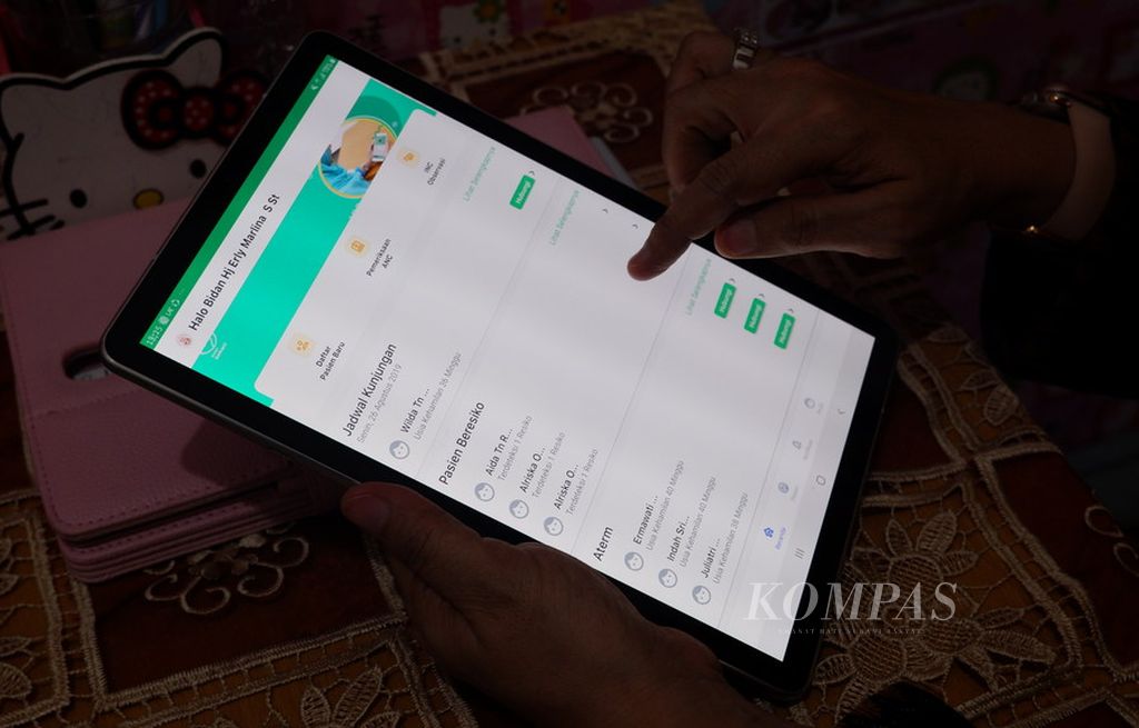 https://assetd.kompas.id/lCntntpdkw5rA4O8MOntNz2-Lqc=/1024x655/filters:watermark(https://cdn-content.kompas.id/umum/kompas_main_logo.png,-16p,-13p,0)/https%3A%2F%2Fkompas.id%2Fwp-content%2Fuploads%2F2019%2F08%2F2019%2F08%2F16%2F58e%2F20190827jum-bidan_banjarbaru_memanfaatkan_aplikasi_bidan_online_1JPG%2F20190827jum-bidan_banjarbaru_memanfaatkan_aplikasi_bidan_online_1SILO.jpg