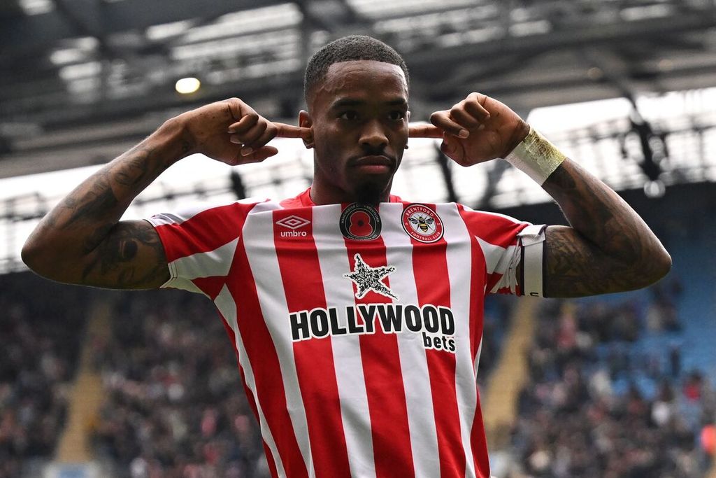Penyerang Brentford Ivan Toney melakukan selebrasi setelah mencetak gol pertama dalam pertandingan Liga Inggris antara Manchester City dan Brentford di Stadion Etihad, Manchester, Sabtu (12/11/2022). Brentford mengalahkan City, 2-1, melalui dua gol yang dicetak Toney.