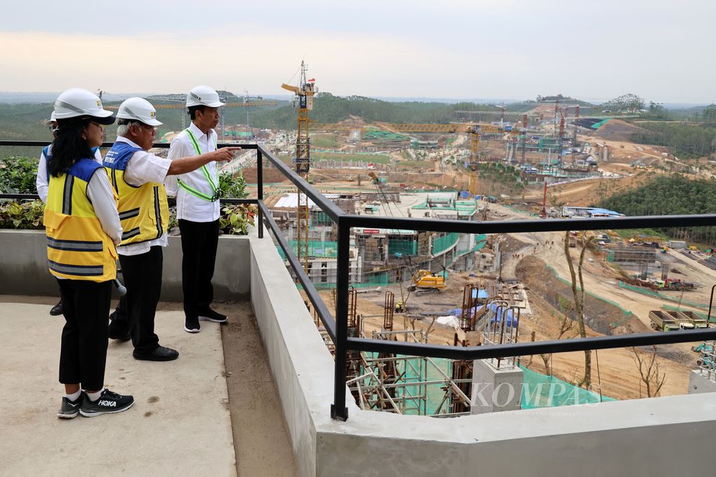 Presiden Joko Widodo (ketiga kiri) mendapat penjelasan dari Menteri PUPR Basuki Hadimuljono (kedua kiri) didampingi Dirjen Cipta Karya Kementerian PUPR Diana Kusumastuti seusai pemasangan bilah pertama Garuda di Kantor Presiden, Ibu Kota Nusantara (IKN), Penajam Paser Utara, Kalimantan Timur, Jumat (22/9/2023). Presiden Jokowi menyebut progres pembangunan Kantor Presiden sudah mencapai 38 persen.