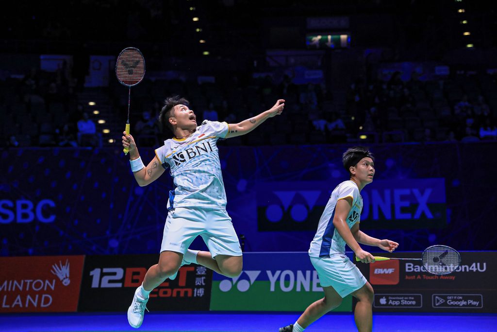 Aksi ganda putri Apriyani Rahayu/Siti Fadia Silva Ramadhanti saat menghadapi pasangan Korea Selatan, Lee So-hee/Baek Ha-na, dalam pertandingan perempat final All England di Utilita Arena, Birmingham, Inggris, Jumat (17/3/2023). Apriyani/Fadia kalah dari Lee So-hee/Baek Ha-na, 11-21, 21-14, 14-21,