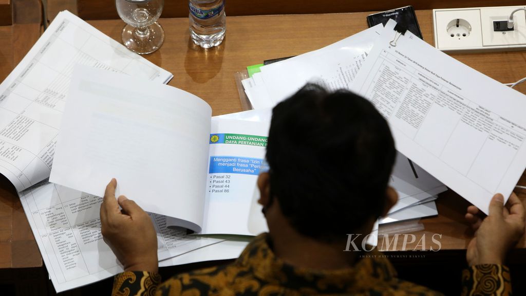 Anggota Badan Legislasi DPR saat rapat di Kompleks Parlemen, Senayan, Jakarta, Kamis (27/8/2020).