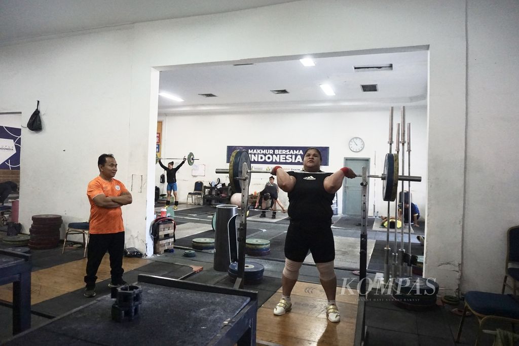 Lifter Indonesia, Nurul Akmal, berlatih dengan intensitas tinggi saat Ramadhan di Mess Kwini, Jakarta, Rabu (20/3/2024). Nurul Akmal dan lifter lainnya berlatih keras demi mengejar tiket Olimpiade Paris 2024.
