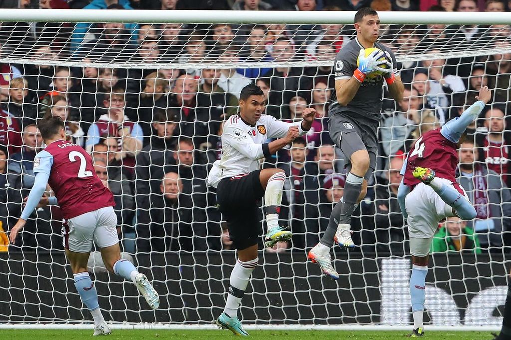 Penjaga gawang Aston Villa Emiliano Martinez menangkap bola dalam pertandingan Liga Inggris antara Aston Villa dan Manchester United di Stadion Villa Park, Birmingham, Minggu (6/11/2022). Manchester United dan Aston Villa akan kembali bertemu di putaran ketiga Piala Liga Inggris, Jumat (11/11/2022) dini hari WIB.
