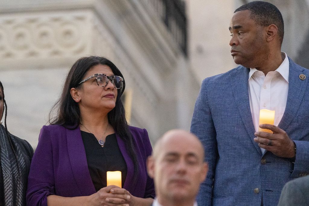 Anggota DPR Amerika Serikat dari Partai Demokrat, Rashida Tlaib (kiri), di luar Gedung Capitol, kantor parlemen AS, di Washington DC, Selasa (7/11/2023). Acara itu untuk mengenang warga Israel yang tewas akibat serangan Hamas sebulan lalu.