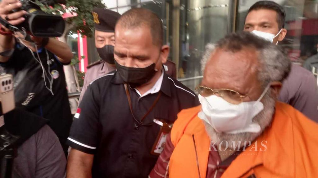 Bupati Kabupaten Mimika periode 2014-2024 Eltinus Omaleng berjalan meninggalkan gedung Merah Putih Komisi Pemberantasan Korupsi, Jakarta, Kamis (8/9/2022). Eltinus ditahan KPK karena diduga melakukan korupsi pembangunan gereja Kingmi Mile 32 di Kabupaten Mimika, Papua, yang merugikan negara sebesar Rp 21,6 miliar.
