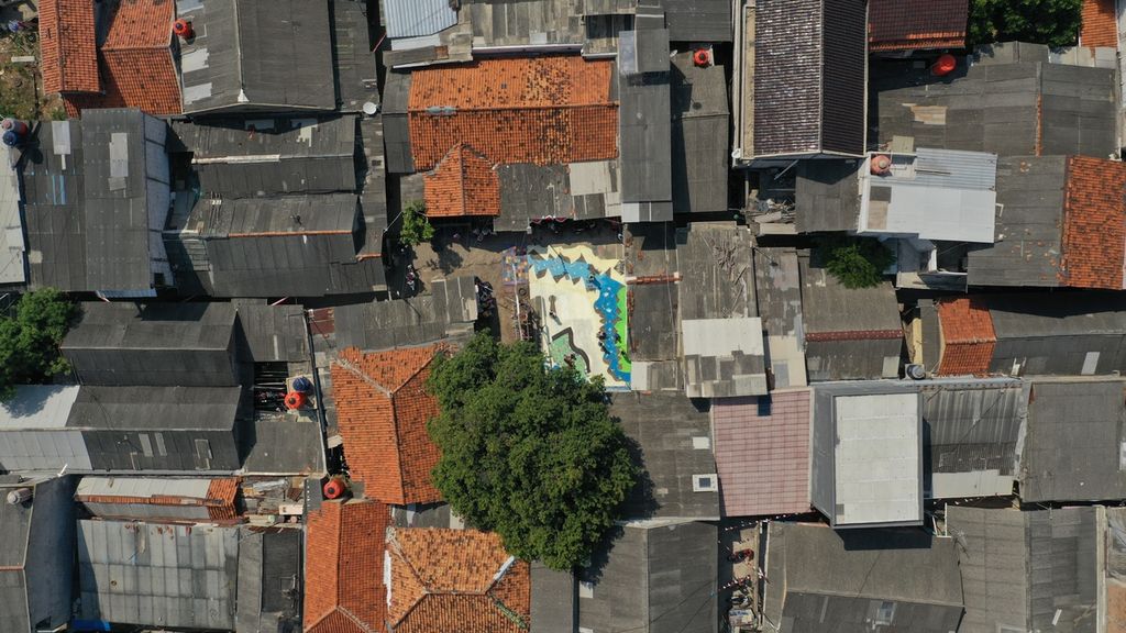 Foto udara tanah lapang yang dicat warna-warni diantara hunian padat penduduki di RW 10 Kampung Rawa Bebek, Kelurahan Kota Baru, Kecamatan Bekasi Barat, Kota Bekasi, Minggu (25/8/2020). Warga bergotong royong mengecat kampung tersebut dalam rangka perlombaan antar RT untuk memeriahkan Hari Ulang Tahun Ke-75 Kemerdekaan RI. Selain mempercantik kampung, aneka lukisan tersebut juga menjadi wahana edukasi untuk anak-anak.