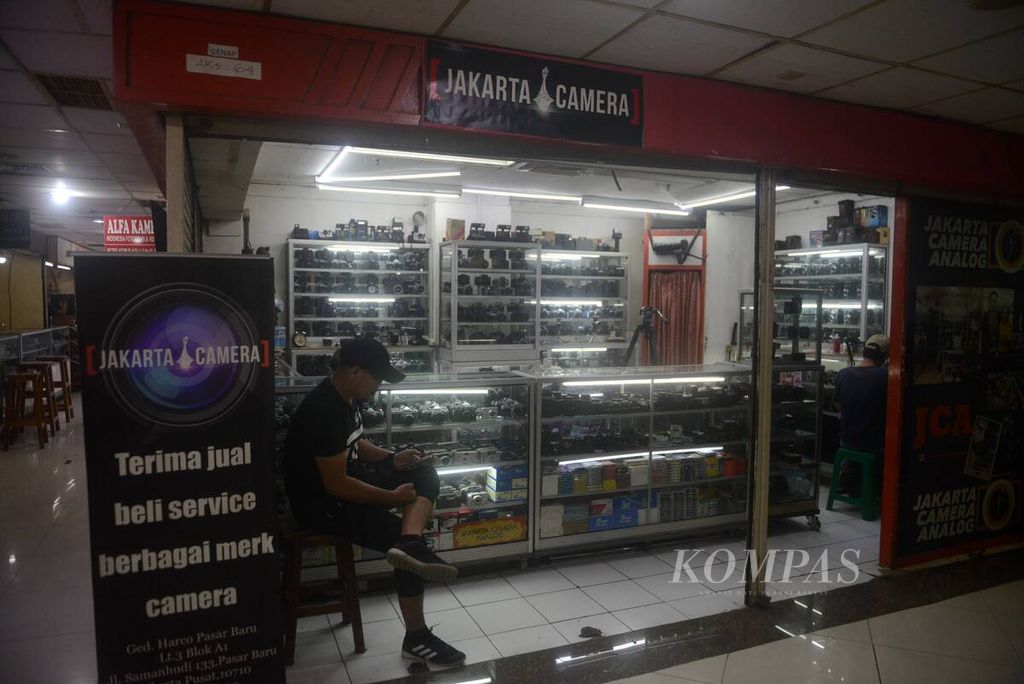 Toko kamera analog bekas di Metro Atom Plaza di Pasar Baru, Jakarta Pusat, Kamis (13/10/2022). 