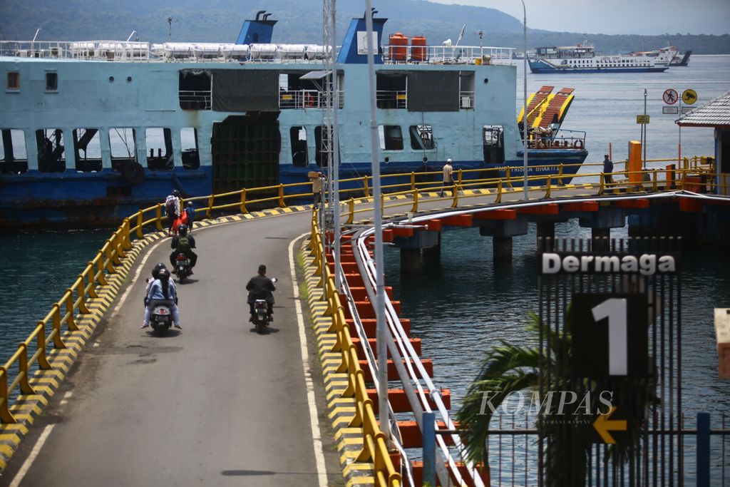 https://assetd.kompas.id/lSz8hXcmzuiKye8tjXlSP8ACXZQ=/1024x683/filters:watermark(https://cdn-content.kompas.id/umum/kompas_main_logo.png,-16p,-13p,0)/https%3A%2F%2Fkompas.id%2Fwp-content%2Fuploads%2F2021%2F03%2F20210312GER_Jelang-Nyepi-di-Pelabuhan-Ketapang3_1615533276.jpg