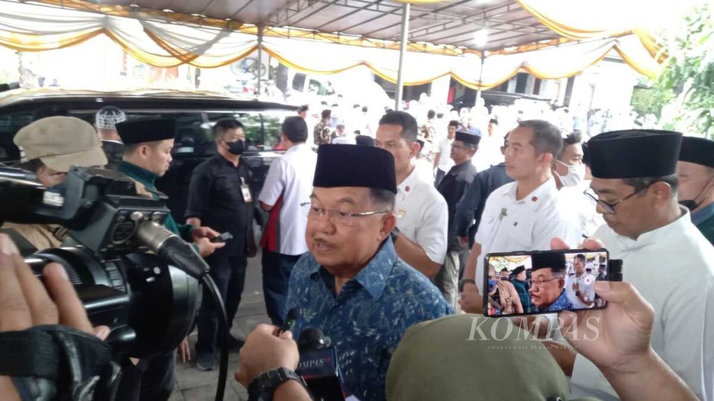 Wakil Presiden ke-10 dan ke-12 RI Jusuf Kalla menceritakan kedekatannya dengan Ketua Umum Majelis Ulama Indonesia (MUI) 1998-2000 KH Ali Yafie di rumah duka di Kompleks Menteng Residence, Jalan Menteng V Blok FC 15, Sektor 7, Bintaro Jaya, Tangerang Selatan, Provinsi Banten, Minggu (26/2/2023).