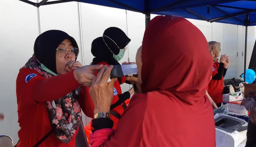 Salah satu dokter dari Fakultas Kedokteran Universitas Indonesia-Rumah Sakit Umum Pusat Persahabatan mengarahkan pengunjung untuk melakukan pemeriksaan fungsi paru dengan spirometri di sela-sela kegiatan hari bebas kendaraan di Jakarta, Minggu (15/12/2019). Dalam kegiatan ini diselenggarakan juga program edukasi terkait pencegahan penyakit paru obstruktif kronik (PPOK).