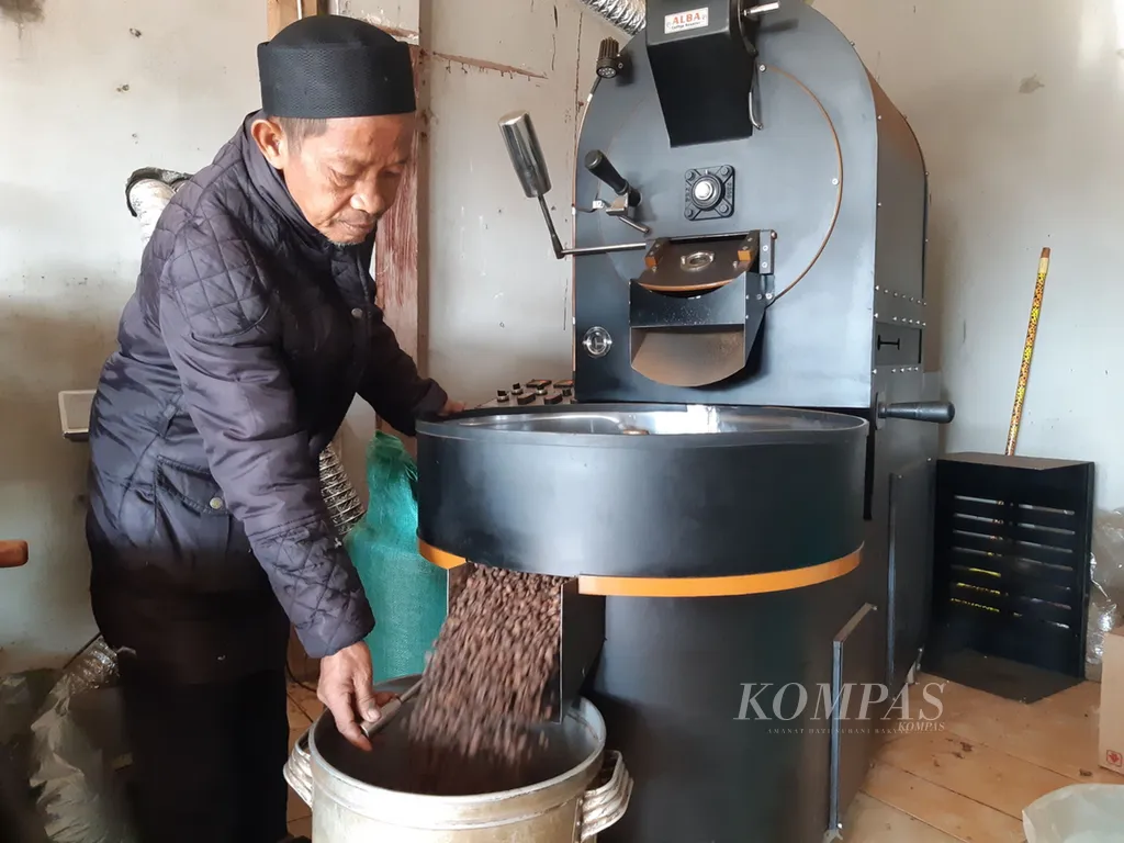 Seorang warga mengecek biji kopi yang sudah di-roasting di Kecamatan Sekincau, Kabupaten Lampung Barat, Lampung, Kamis (4/7/2024).