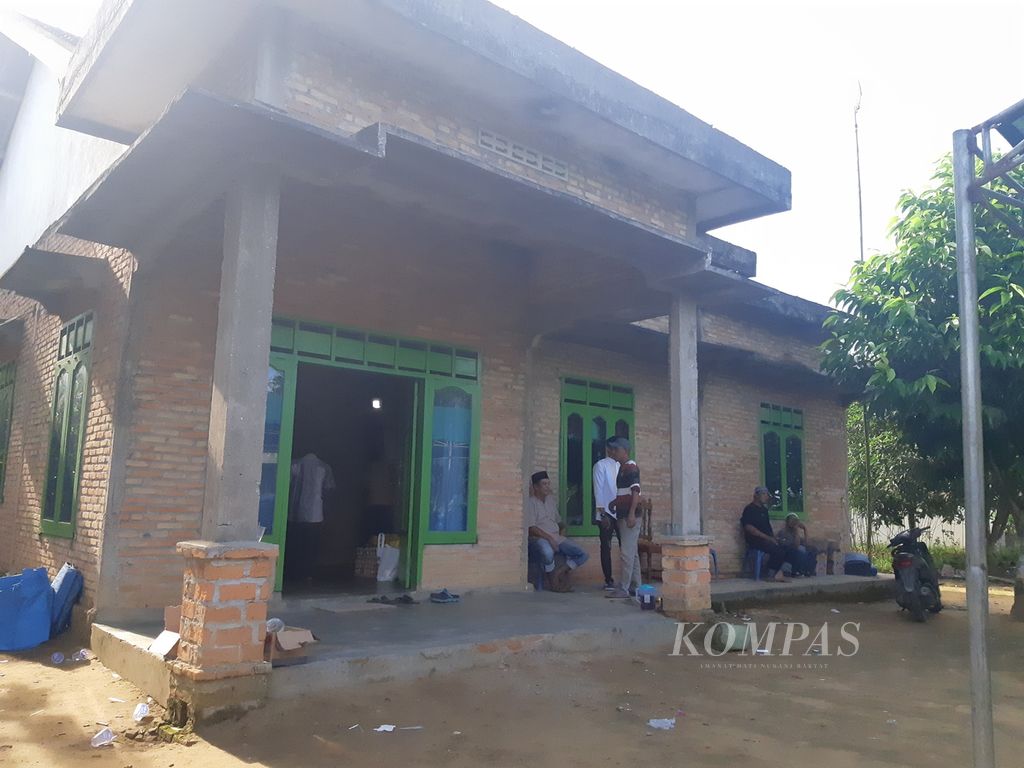 Suasana rumah keluarga Salam (35), warga yang tewas tertembak peluru yang dilepaskan anggota DPRD Lampung Tengah, di Kampung Mataram Ilir, Kecamatan Seputih Surabaya, Lampung Tengah, Minggu (7/7/2024) sore.