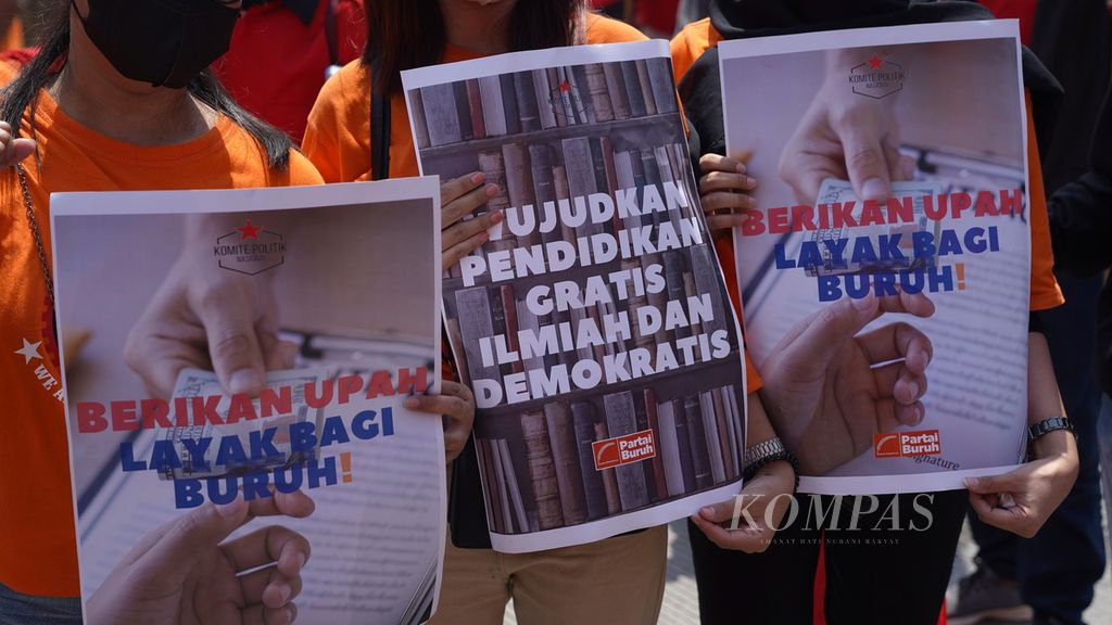 Kader dan simpatisan Partai Buruh aksi unjuk rasa di sekitar Patung Kuda Arjuna Wiwaha, Jakarta Pusat, Sabtu (14/1/2022). Presiden Partai Buruh Said Iqbal dalam orasi politiknya mengusung 10 tuntutan, antara lain penolakan terhadap Perppu No 2 Tahun 2022 tentang Cipta Kerja. 