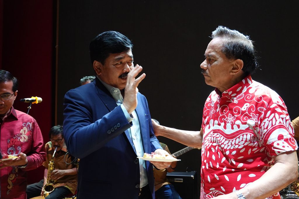 Mantan Kepala Staf Angkatan Udara atau KSAU Marsekal (Purn) Chappy Hakim berbincang dengan Menteri ATR/BPN Marsekal (Purn) Hadi Tjahjanto (kiri) dalam acara peluncuran buku karyanya sekaligus menerima piagam penghargaan dari Museum Rekor Dunia Indonesia di Auditorium Perpusnas, Jakarta Pusat, Sabtu (17/12/2022).