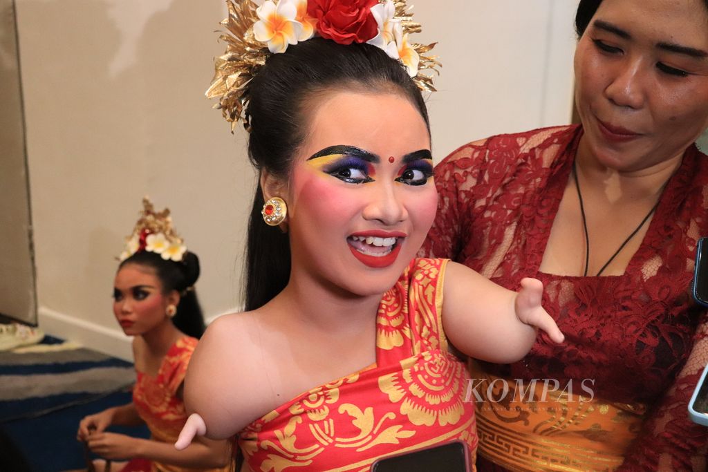 Gek Resya Iswarya saat diwawancara setelah tampil menghibur delegasi ASEAN dalam pembukaan Forum Tingkat Tinggi ASEAN tentang pembangunan inklusif bagi penyandang disabilitas dan kemitraan pasca-2025 di Hotel Fourpoint, Makassar, Sulawesi Selatan, Selasa (10/10/2023).