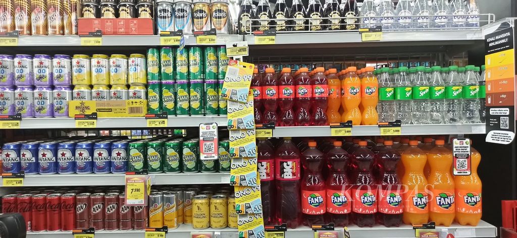 Sejumlah produk minuman berpemanis dalam kemasan dipajang di gerai Super Indo, Tangerang, Banten, Kamis (26/1/2023). Saat ini, seluruh gerai Super Indo telah menambahkan indikator kandungan gula pada label harga dari produk minuman berpemanis dalam kemasan yang dijual. Ini diharapkan bisa membantu pelanggan dalam memilih produk yang lebih sehat.