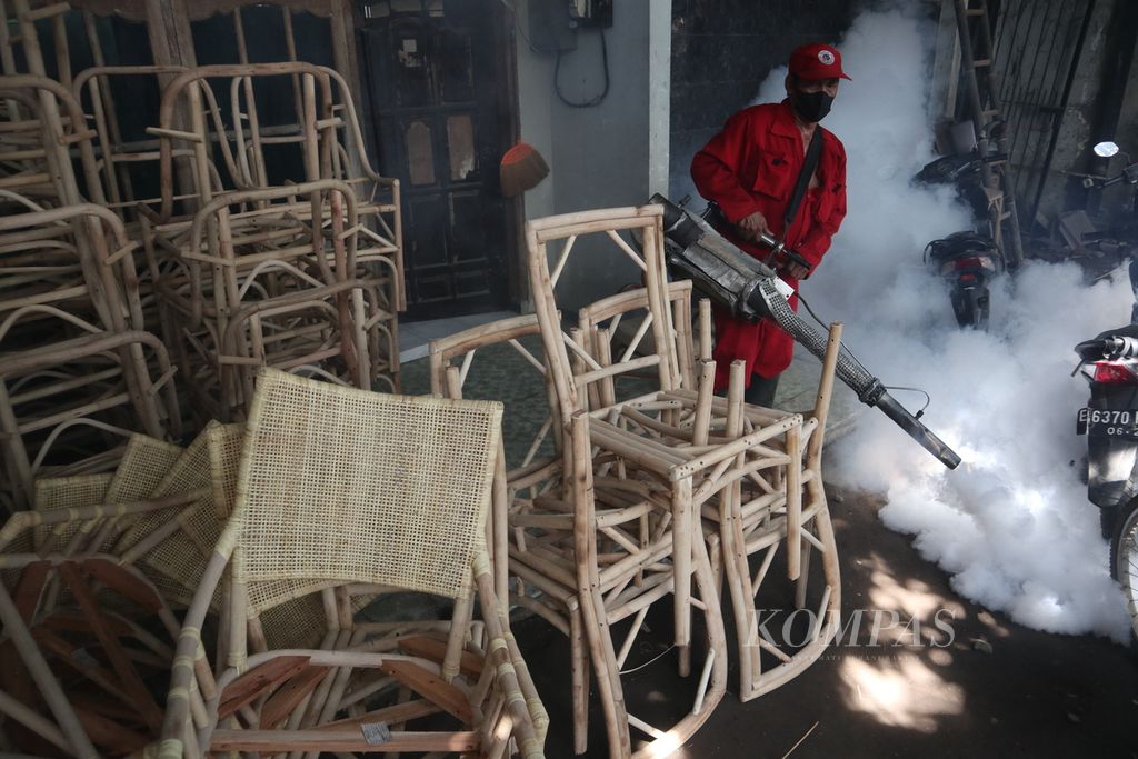 Petugas Puskesmas Pangkalan melakukan pengasapan atau fogging di sebuah pabrik rotan di Desa Pangkalan, Kecamatan Plered, Kabupaten Cirebon, Jawa Barat, Kamis (23/6/2022). Pengasapan tersebut untuk mengantisipasi penyebaran penyakit demam berdarah dengue.