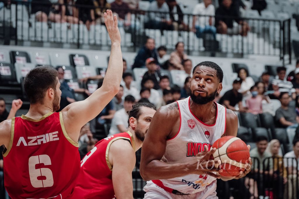 Center naturalisasi tim nasional bola basket Indonesia, Marques Bolden (memegang bola), dikepung pertahanan Suriah dalam Invitasi Bola Basket Internasional Indonesia di Stadion Indonesia Arena, pada Sabtu (5/8/2023). Bolden mencetak 19 poin dalam kekalahan Indonesia dari Suriah 76-82.