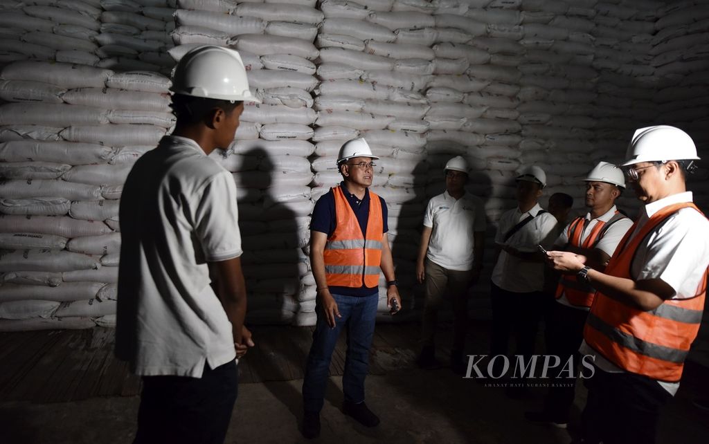 Direktur Utama PT Pupuk Indonesia, Rahmad Pribadi (dua dari kiri), saat meninjau kondisi gudang dan ketersediaan pupuk di gudang lini III Maumere, Kabupaten Sikka, Nusa Tenggara Timur, Selasa (14/5/2024). 