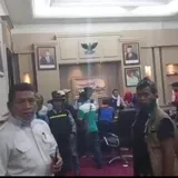 Perjuangkan Upah, Buruh Duduki Ruang Kerja Gubernur Banten