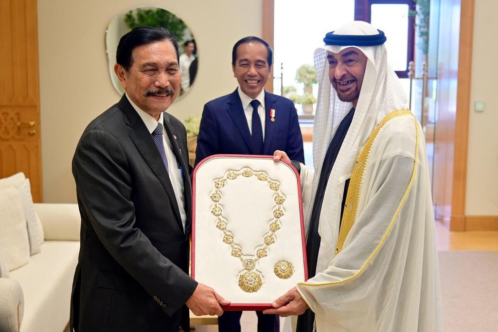 Presiden Uni Emirat Arab (UEA) Mohamed bin Zayed al-Nahyan atau MBZ (kanan) memberikan penghargaan Order of the Union kepada Menteri Koordinator Bidang Kemaritiman dan Investasi Luhut Binsar Pandjaitan di Qasr Al Watan, Abu Dhabi, UEA, Rabu (17/7/2024).