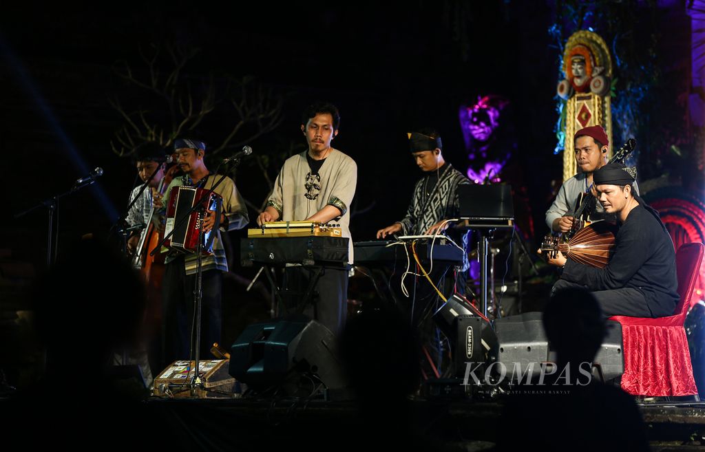 Penampilan grup musik asal Lampung, Sako Sarikat, di panggung Indonesian Music Expo (Imex) 2023 di Museum Puri Lukisan, Ubud, Bali, Jumat (22/9/2023) malam. Expo ini bertujuan untuk memperkenalkan serta menjajakan produk musik etnis tradisional Nusantara atau dikenal dengan <i>world music</i> ke pasar dunia. 
