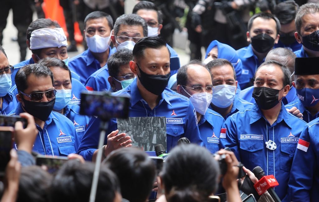 Ketua Umum Partai Demokrat Agus Harimurti Yudhoyono datang ke Gedung Dirjen Administrasi Hukum Umum Kementerian Hukum dan HAM RI, Jakarta (8/3/2021). AHY hendak menyerahkan sejumlah berkas bukti-bukti legalitas kepengurusan yang sudah di sahkan oleh negara.