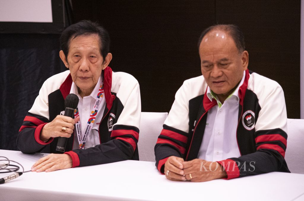 Anggota Dewan Etik Komite Olimpiade Indonesia (KOI) dan Ketua Umum Modern Pentathlon Indonesia Anthony Sunarjo (kiri) dan anggota Dewan Etik KOI dan Ketua Umum Kickboxing Indonesia Ngatino dalam konferensi pers penutupan Kongres Luar Biasa (KLB) KOI 2023 di Jakarta, Selasa (7/3/2023). Rapat anggota KOI melahirkan 10 kesimpulan untuk rekomendasi perbaikan tata kelola olahraga nasional. KLB KOI memutuskan Kongres KOI untuk Pemilihan Ketua KOI 2023-2027 dipercepat dari Oktober 2023 menjadi Juni 2023.