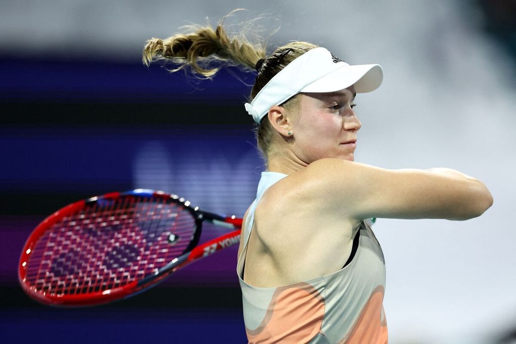 Petenis Kazakhstan, Elena Rybakina, memukul bola saat menghadapi Paula Badosa (Spanyol) pada babak 32 besar WTA Miami Masters 1000 di Stadion Hard Rock, Amerika Serikat, Minggu (26/3/2023) waktu Indonesia. Rybakina menang, 3-6, 7-5, 6-3.
