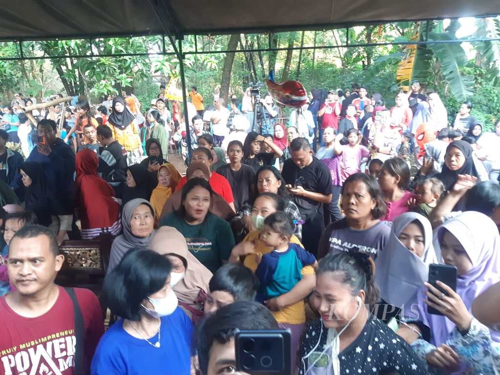 Ratusan warga menyambut kedatangan Pegi Setiawan di rumahnya di Desa Kepongpongan, Kecamatan Talun, Kabupaten Cirebon, Jawa Barat. Pegi, buruh bangunan, sebelumnya dibebaskan dari status tersangka kasus pembunuhan Vina dan Muhammad Rizky pada 2016.