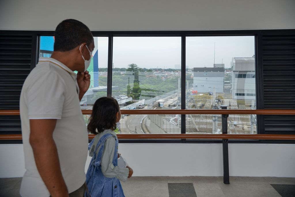 Sejumlah warga berjalan di jembatan layang penyeberangan orang simpang temu di Stasiun MRT Lebak Bulus, Lebak Bulus, Jakarta Selatan, Jumat (30/12/2022).