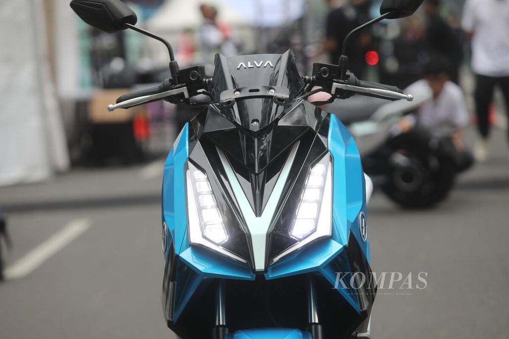 Lampu depan Alva Cervo dibingkai DRL. 