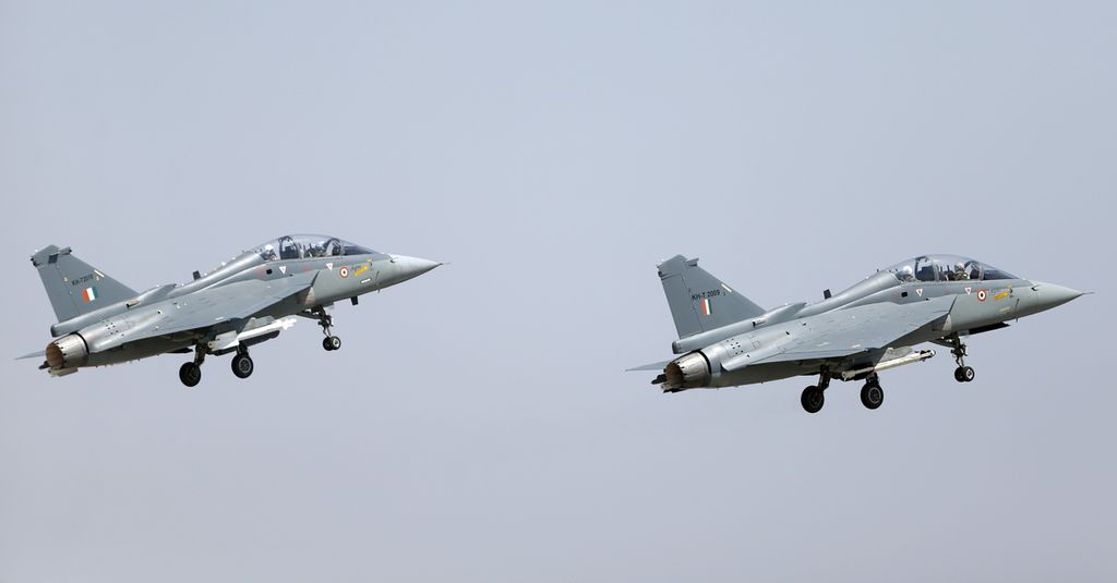 Dua Jet tempur buatan India, Tejas, unjuk kemampuan pada Aero India 2019 yang berlangsung di Pangkalan Udara Yelahanka, Bangalore, India, Selasa (21/2/2019). (AP Photo/Aijaz Rahi) 