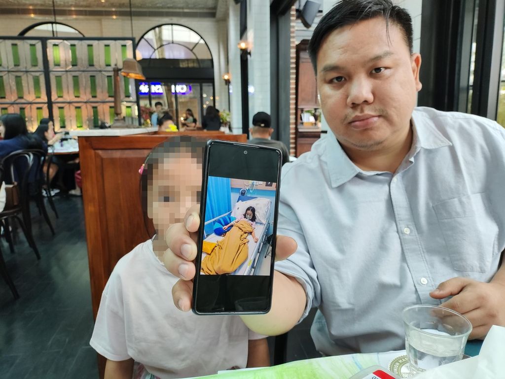 Becca (7), warga Kelapa Dua, Kab. Tangerang dua kali menjalani perawatan di rumah sakit pada pertengahan Juni dan Agustus. Dia didiagnosa pneunomia karena polusi udara.