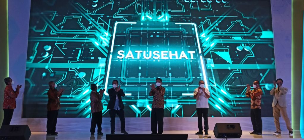 Menteri Kesehatan Budi Gunadi Sadikin (tengah) ketika meluncurkan Platfom SatuSehat Kementerian Kesehatan di Jakarta, Selasa (26/7/2022). Platform ini untuk mengintegrasikan data kesehatan nasional.