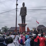 Pembagian Telur Peternak Blitar Munculkan Kerumunan