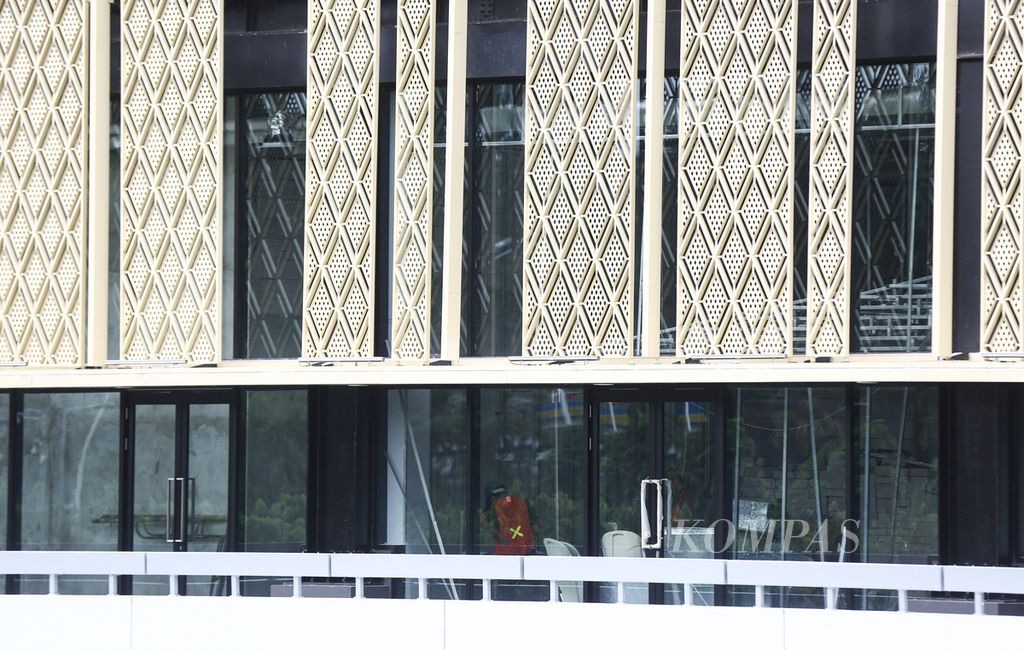 Aktivitas pekerja di dalam proyek renovasi Gedung Sarinah, Jakarta Pusat, Minggu (16/1/2022). Gedung Sarinah yang tengah direnovasi ini dulunya merupakan pusat perbelanjaan Sarinah yang diresmikan pertama kali oleh Presiden RI pertama Soekarno pada tahun 1966.