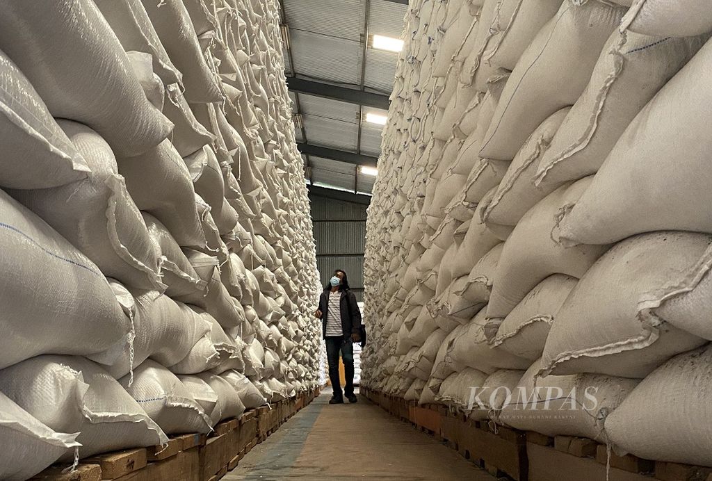 Suasana Gudang Bulog Cabang Pekalongan, Desa Munjungagung, Kecamatan Kramat, Kabupaten Tegal, Jawa Tengah, Selasa (23/3/2021). Sekitar 2.000 ton beras yang diimpor berasal dari Vietnam, Thailand, dan India pada tahun 2018 masih menumpuk di enam gudang milik Bulog Cabang Pekalongan, termasuk Gudang Bulog Munjungagung. Kondisi beras impor yang berusia hampir tiga tahun tersebut sudah mulai menguning, berdebu, dan bau apek.