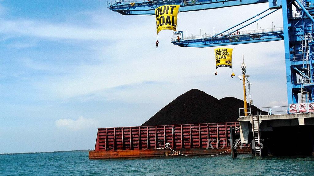 Sejumlah aktivis dari Greenpeace Indonesia, Wahana Lingkungan Hidup Indonesia, dan Jaringan Advokasi Tambang menggelar aksi damai dengan membentangkan spanduk untuk mendesak pemerintah menggunakan energi baru terbarukan di tempat bongkar muat batubara PLTU I di Kabupaten Cirebon, Jawa Barat, Minggu (15/5). 