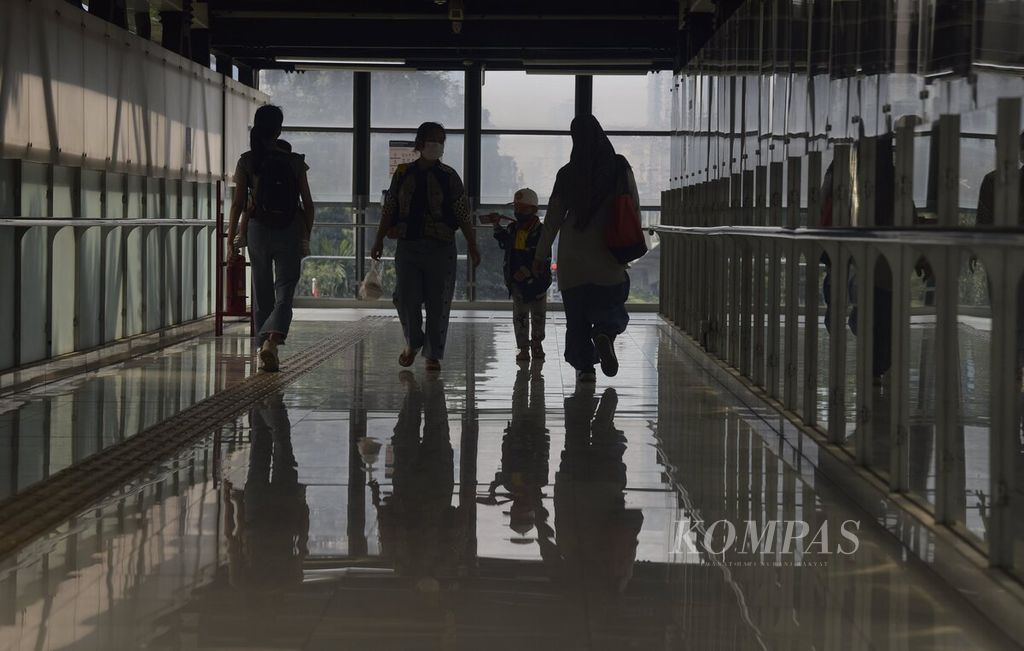 Penumpang MRT keluar dari stasiun MRT menuju jembatan penghubung (<i>skybridge</i>) yang sedang digunakan untuk pameran Pekan Ekonomi Kreatif ASEAN di Stasiun MRT ASEAN di Jakarta, Rabu (6/9/2023). 