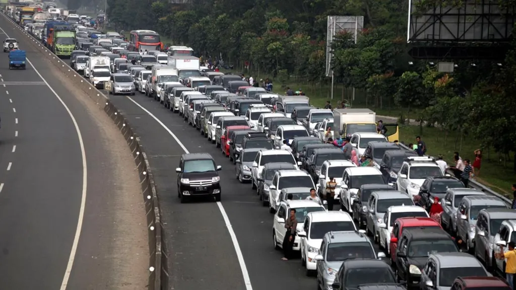 Some vehicles from Jakarta must momentarily stop after exiting the Ciawi toll gate, Bogor, West Java, when the one-way traffic system was implemented on the road from Puncak to Jakarta, Friday (29/12). The traffic volume towards Puncak from Jakarta has started to rise before it will be totally closed on Sunday (31/12).