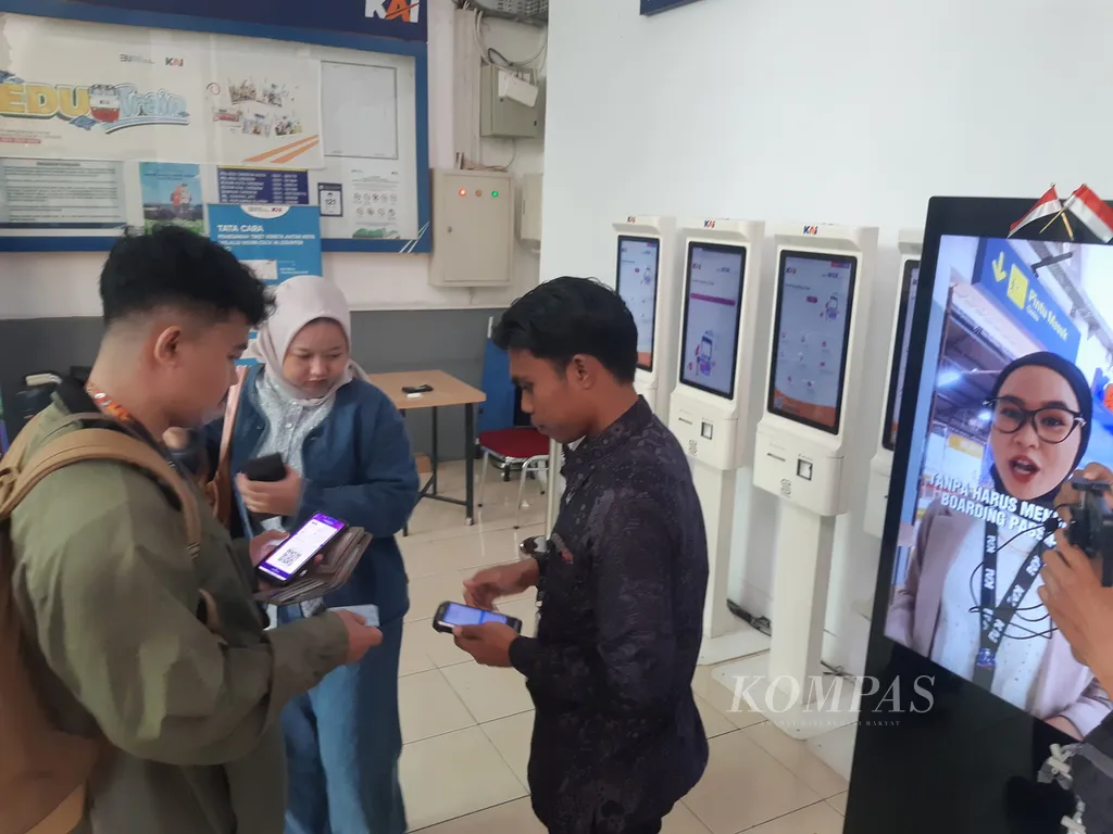 Calon penumpang bersiap berangkat dari Stasiun Cirebon, Kota Cirebon, Jawa Barat, Senin (23/12/2024). Hingga Senin pagi, masih tersedia 65.227 tiket kereta di wilayah PT Kereta Api Indonesia (Persero) Daerah Operasi 3 Cirebon.