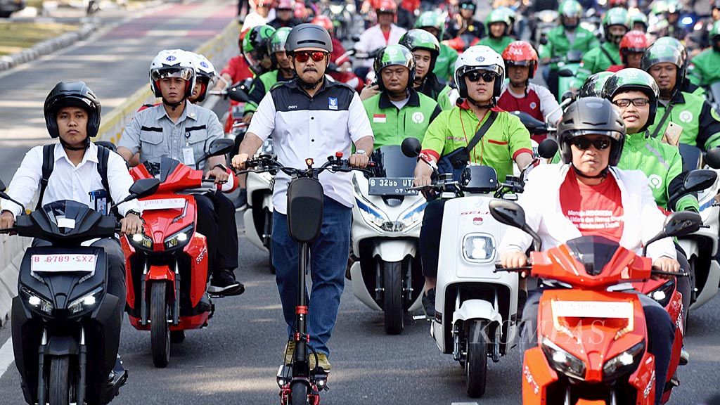 https://assetd.kompas.id/lxwj6mQjDZfhC_pYXEh2HRV4PWw=/1024x576/filters:watermark(https://cdn-content.kompas.id/umum/kompas_main_logo.png,-16p,-13p,0)/https%3A%2F%2Fkompas.id%2Fwp-content%2Fuploads%2F2020%2F03%2FParade-Kendaraan-Listrik_87801718_1583161057.jpg