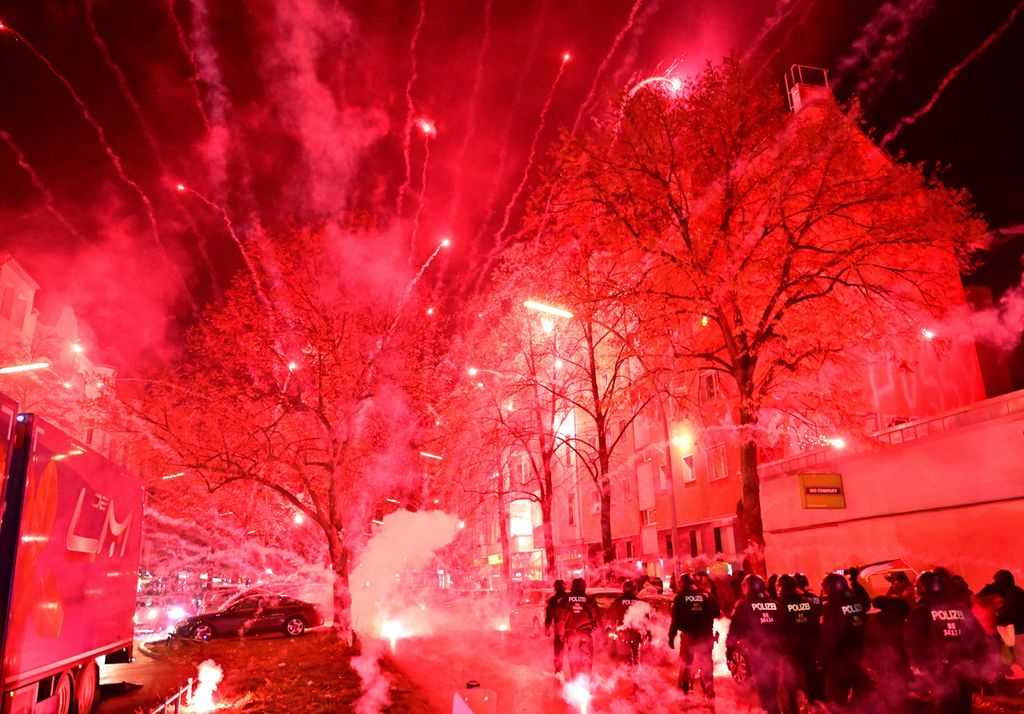 Para pendukung Maroko menyalakan kembang api di Sonnenallee, Berlin, Jerman, meskipun tim kesayangan mereka dikalahkan Perancis, 0-2, pada laga semifinal Piala Dunia Qatar 2022, 14 Desember 2022. Maroko akan menghadapi Kroasia pada laga perebutan juara ketiga, di Stadion Internasional Khalifa, Doha, Sabtu (17/12/2022) pukul 22.00 WIB.