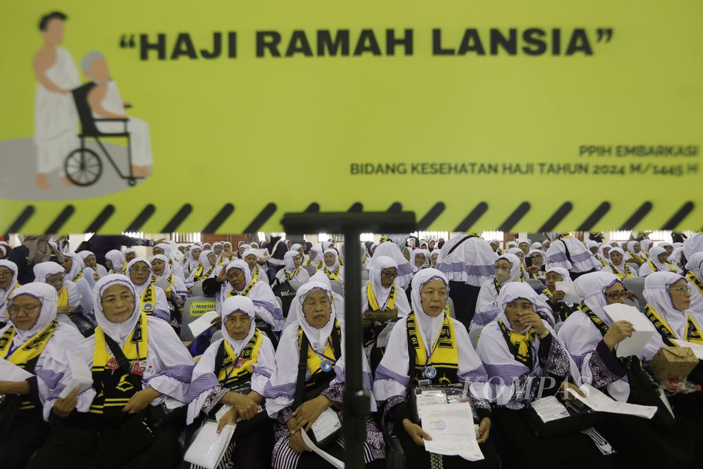Calon jemaah haji lansia menunggu giliran pelayanan satu atap persiapan keberangkatan di gedung pemondokan di kompleks embarkasi asrama haji Pondok Gede, Jakarta Timur, Sabtu (11/5/2024). Total kuota haji Indonesia tahun 2024 adalah 241.000 anggota jemaah, terdiri dari 213.320 anggota jemaah haji reguler dan 27.680 anggota jemaah haji khusus.