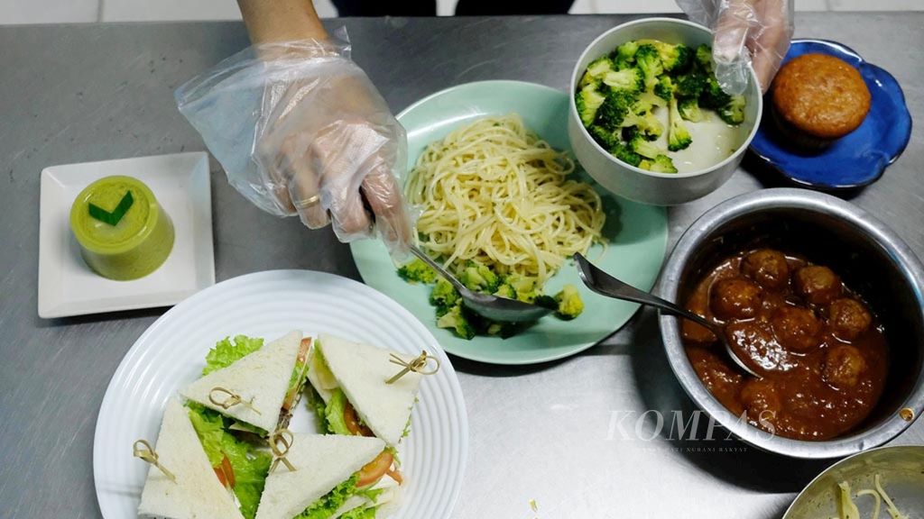 Kesibukan di katering My Meal, Kota Tangerang, Banten, saat mempersiapkan menu makanan sehat untuk anak.