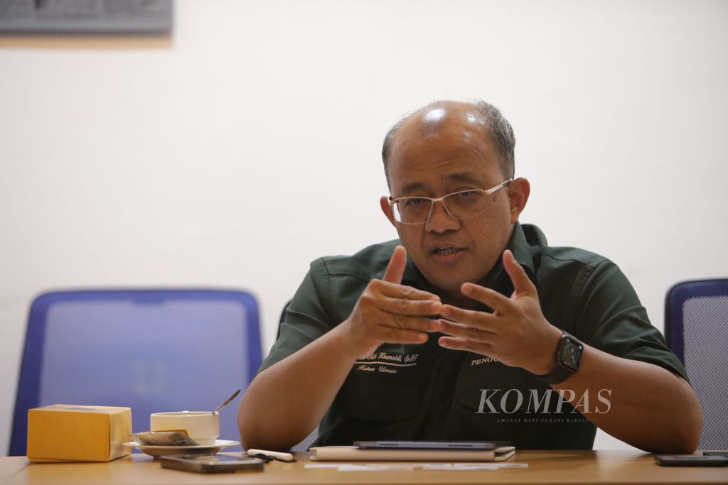 Ketua Umum Ikatan Dokter Indonesia (IDI) periode 2022-2025 Mohammad Adib Khumaidi menyampaikan berbagai isu terkini terkait kesehatan, termasuk soal RUU Kesehatan <i>omnibus law</i> saat berkunjung ke Kantor Redaksi Harian Kompas, Jakarta, Selasa (20/12/2022). 