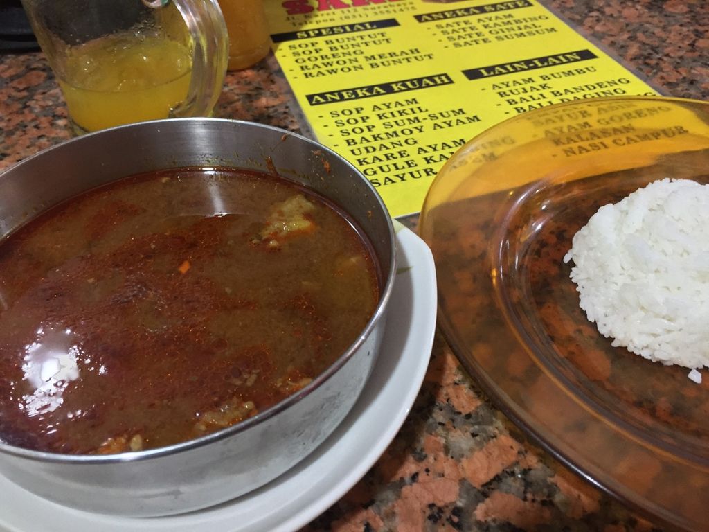 Rawon Merah ala Depot Sari yang menjadi salah satu menu andalan restoran tersebut sejak 1930 di Surabaya, Jawa Timur. Menu ini berbeda dengan rawon pada umumnya karena tidak menggunakan keluak, tetapi kombinasi cabai merah dan cabai rawit.